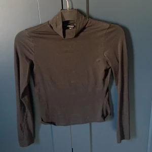 Monki tröja med krage - en svart basic tröja med krage från Monki i storlek XXS. verkligen så mjukt och lite stretchande material. 😇 (frakt ingår ej!)
