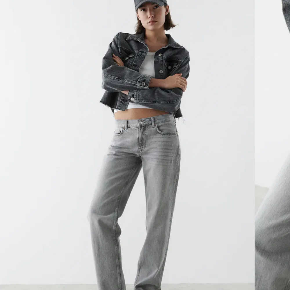 Säljer dessa helt oanvända lågmidjade jeans från Gina💕gråa lågmidjade jeans, långa i modellen. Storlek 36. Nyskick. Nypris 500kr😁   Köparen står själv för frakten!. Jeans & Byxor.