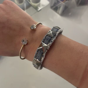 Jeansarmband med nitar - Jättefint handgjort ljust jeansarmband med nitar💕 Frakt kostnad ligger på 15kr