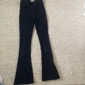 Säljer de här svarta bootcut jeansen i strl xs. Kontakta om ni vill ha fler bilder eller om ni är intresserade! Vet inte nypris men skulle gissa på 400-500 kr