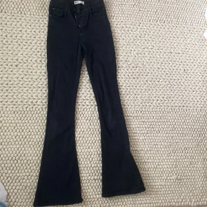Utställda jeans - Säljer de här svarta bootcut jeansen i strl xs. Kontakta om ni vill ha fler bilder eller om ni är intresserade! Vet inte nypris men skulle gissa på 400-500 kr