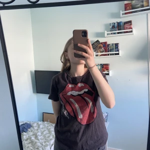 Metallica tröja  - Fick av en kompis men aldrig använd av någon av oss då vi inte gillar Rolling stones🫶🏻