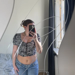 Zebratryck - Topp med zebratryck från Motel Rocks. Pösiga ärmar.