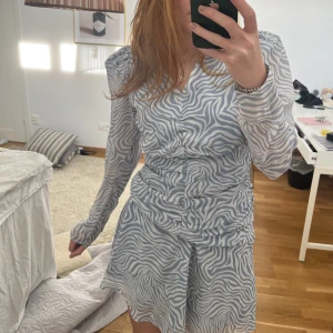 Gina klänning - Sockersöt klänning från Gina tricot. Använd enstaka gång så i mycket fint skick. Storlek 36 men passar en 38 också 🤍🤍