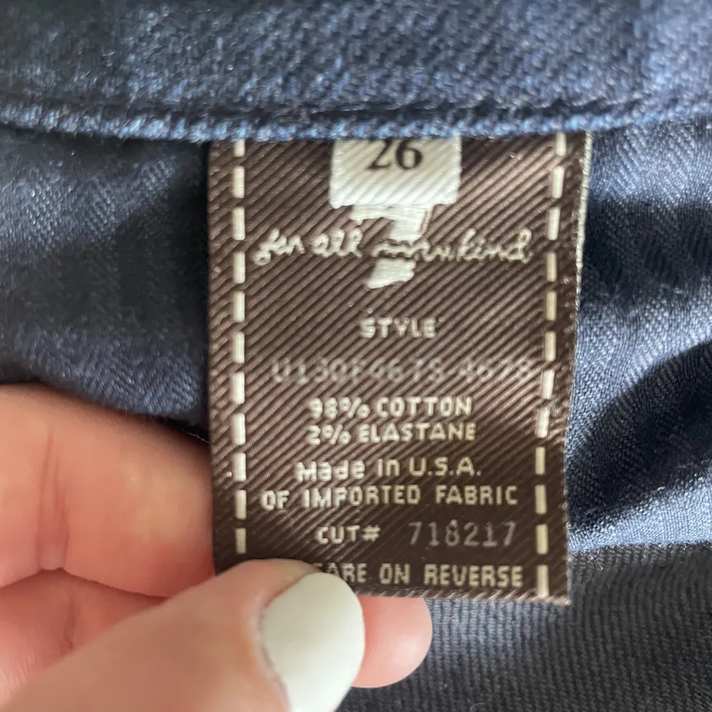 Snygga jeans ifrån 7 for all markind. Lite små på mig så väljer att sälja. Är 165 och har själv klippt de lite kortare så dem ska passa. . Jeans & Byxor.