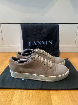 Lanvin - Hej nu säljer jag mina jättefina lanvins. 7/10 skick och har mycket kvar att ge. En liten defekt på toe capen. Perfekta skor nu inför sommaren!🤩 Nypris: 4300, mitt pris 1350! Pris kan diskuteras. Fraktar spårbart eller möts upp i Stockholm. 