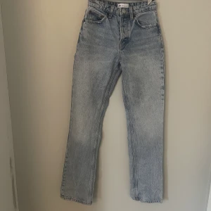 Jeans - Säljer dessa populära zara jeans i en fin ljusblå färg. Modellen är straight leg och de är i bra skick💗✨💖