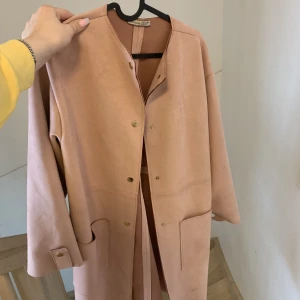 Kappa - Kappa från zara Strl M Jättesnygg kappa som är använd fåtal gånger!  💗 Materialet är typ mocka/sammet som man kan se på sista bilden!