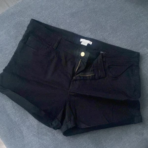 Shorts - Svarta jeansshorts i Stl 42