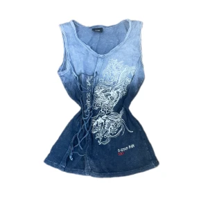 y2k linne G-Star - supersnygg, litet hål där bak, därav priset, men priset går också att diskutera. Storlek är M, men det går att dra in knytningen på framsidan så blir den lite mindre! 