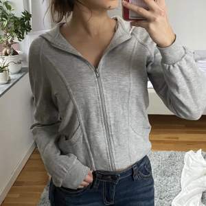 En bra basic grå zip hoodie💗