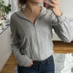 Zip tröja - En bra basic grå zip hoodie💗