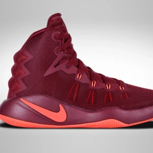 NIKE HYPERDUNK basketskor - Jag säljer ett par NIKE HYPERDUNK Basket skor i bra skick för 600kr. Skorna är i storlek 38 och har använts endast ett fåtal gånger. De är fortfarande i utmärkt skick och har mycket liv kvar i sig.  Om du är intresserad av att köpa dem, tv