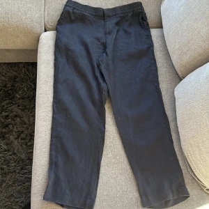 Kostymbyxa/Linnebyxa - Strl 32/32. skick: Använt ca 3 gånger. Passar inte längre så vill bli av med dom Färg: väldigt mörkblå