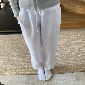 Linne byxor - Säljer nu dessa AS snygga lågmidjade linne byxorna, dom är lite stora för mig så säljer därför. Köptes i Italien för inte så länge sedan😻 mycket bra skick! Knappt använda!! Liknar Roxys linne byxor. 