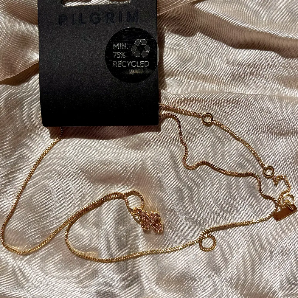 Säljer detta guldpläterade halsbandet med ett kors från pilgrim. Nypris 300kr säljer för 145kr inklusive frakt 😌 (!! Tryck inte på ”köp nu”!!!). Accessoarer.