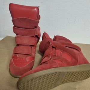 Isabel Marant skor  - Coola marant skor i röd färg! Extremt bra skick, inga slitningar alls. Passar storlek 36 (de är 23,5 cm)💞 Skickar gärna fler bilder! 