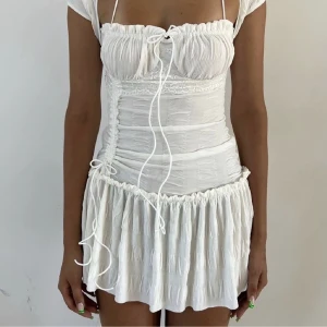 Studentklänning - Sååå fin klänning perfekt till sommaren eller studenten! Älskar verkligen, säljer då jag köpt två i olika storlekar. Lånade bilder, fråga för egna. Köpte för ca 600+200kr frakt/tull. Passar XS-M då den är stretchig😇 (KÖP DIREKT FÖR 700) 