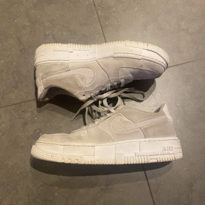 Air Force1  - Gråa skor i materialet nubuck med lila logga i frote. Säljer då jag inte använder de längre men är ganska väl använda. (Små i storleken brukar ha 41 och de är försmå) Kontakta för mer info! 💕 (pris går att diskutera)