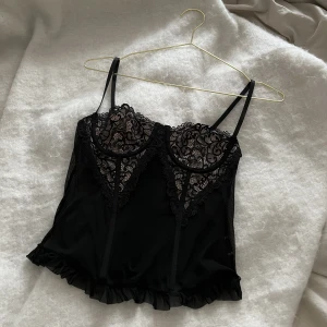 Korsettopp  - Sååå sjukt fin korsettopp i stl M men passar mig med S perfekt! Ganska små kupor så passar nog ingen med en större byst. Dragkedja i bak.