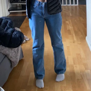 Jeans - Säljer dessa blåa lågmidjade jeans, varsamt använda😊Säljer två par likadana jeans fast i ljusblå och svart för 280 kr styck. Det är bara att skriva om man vill ha bild på dom också🙌 
