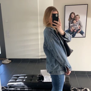 Jeans jacka  - Säljer min ny inköpta jeans jacka pga att den inte kommer till användning. Som ny och köpt på hm för 600kr. Bara att höra av sig vid frågor💗