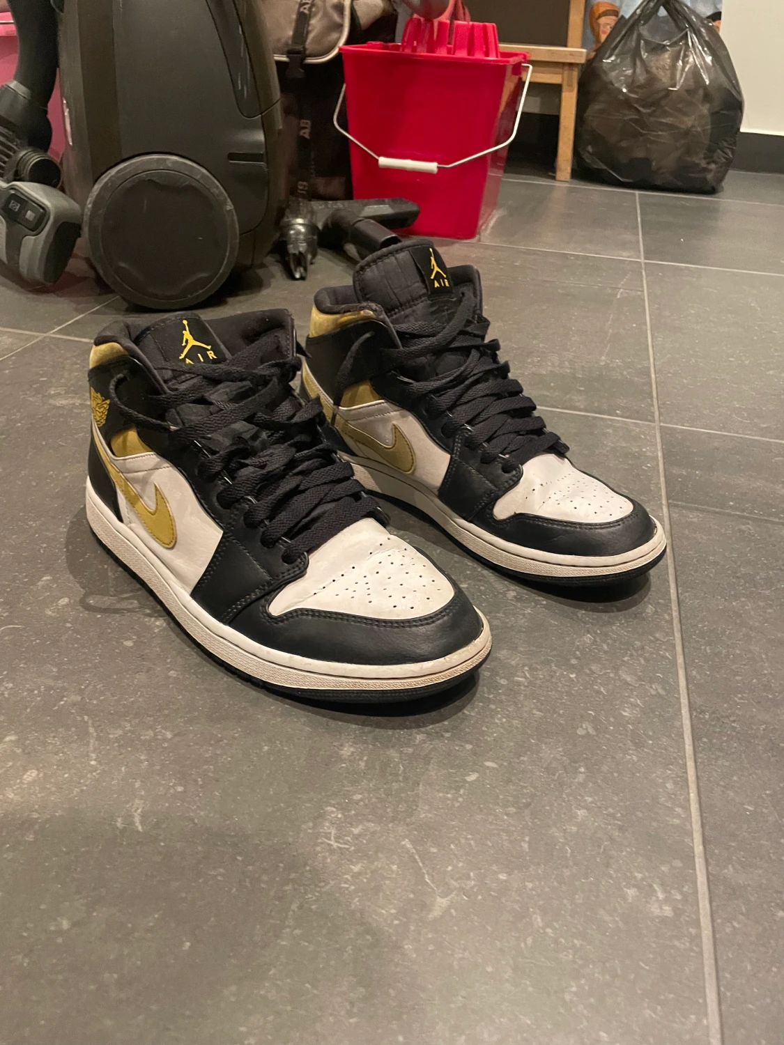 Jordan 1 pollen black