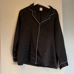 Satin pjamas  - Svart satin pjamas, skjorta och byxor. Strl M