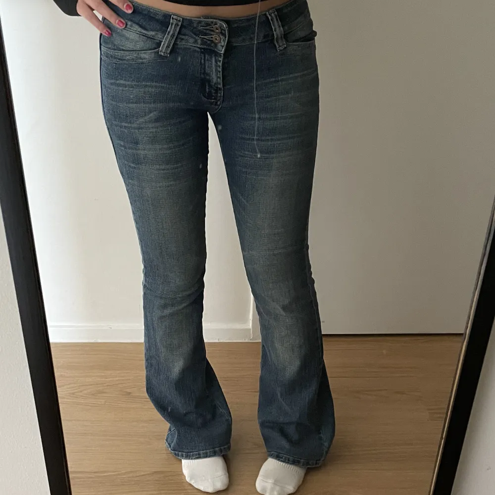 Skitsnygga bootcut jeans köpt seconhand! Passar mig bra som brukar ha 31/32 lågmidjade jeans! Priset går alltid att diskutera, tryck gärna på KÖP NU! . Jeans & Byxor.