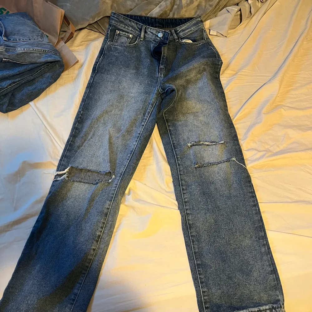 Säljer dessa byxor då dom är för långa. Är ca 163 cm. Endast testade . Jeans & Byxor.