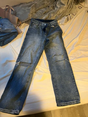 Jeans - Säljer dessa byxor då dom är för långa. Är ca 163 cm. Endast testade 
