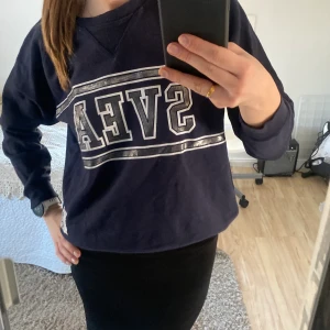 Svea sweatshirt  - En supercool och superskön tjocktröja från Svea. Väldigt fin att ha över på kvällarna eller till en långkjol som på bilderna. Är lite bredare men personligen tycker jag det bara är snyggt! Texten kan ha lite slitna tecken men inget som syns!💓💓