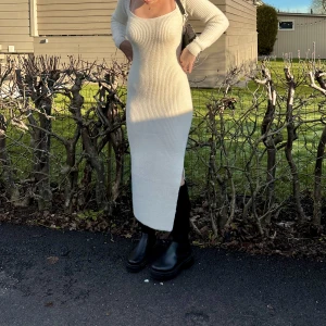 Asos Design klänning - Jättefin klänning, sticks inte över huvud taget. Använd 2ggr, har själv trocklat in ett band upptill för att klänningen ramlade av mina axlar men det går att ta bort hur enkelt som helst utan att klänningen skadas! Jag är 166cm för referens