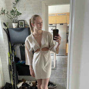Beige klänning från Nelly  - Köpte klänningen i höstas men den har ej kommit tilll användning ❤️ storlek 36 och jag är 173 cm lång. Köpte för 599 men säljer för 350. 