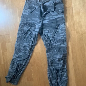 Cargo byxor - Köpta second hand. Bra skick. Bra kvalitet. Spårbar frakt ingår!!!