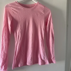 Rosa hollsiter longsleeve - En rosa longsleev från hollister strl xs men sitter som S