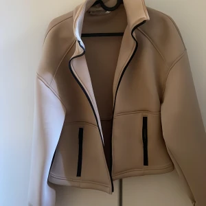 Jacka - Säljer min beiga tunna jacka från Zara då jag hellre vill ha en i större storlek. Denna är i storlek S