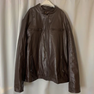 Brun skinnjacka - Den är rätt tunn så passar perfekt nu till våren. Finns ingen lapp men skulle tippa på str xl. Bra kvalite men klarar nog inte så mycket regn. Fråga gärna för fler bilder😊