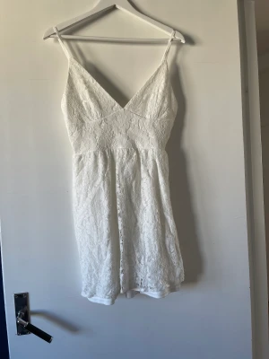 Vit klänning  - En vit jätte fin klänning perfekt till studenten. Oanvänd!!! Nelly i strl 36