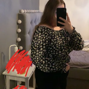 Blommig off shoulder  - En svart blommig off shoulder tröja från h&m i storlek M. Använd flertal gånger, men är i väldigt fint skick! 