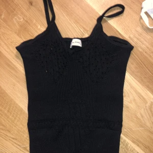 Zara linne  - Super fint zara linne med svarta små stenar som detalj🖤