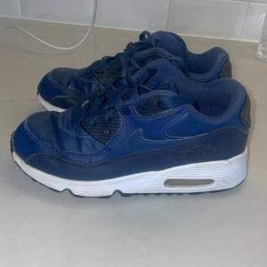 Nike air max sneakers i storlek 32. I fint skick. Finns i Solna. 