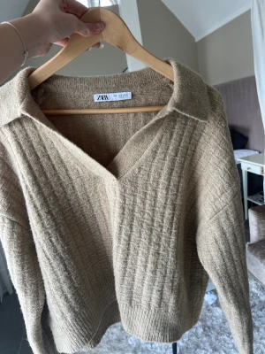 Stickad tröja från zara  - Stickad tröja från Zara. Strlk S. Endast använd ett fåtal gånger. Hör av dig om du vill ha mer bilder eller frågor!