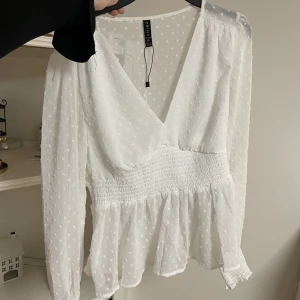 Vit topp blus  - Vit trendig tröja i storlek M men passar även mig som är S