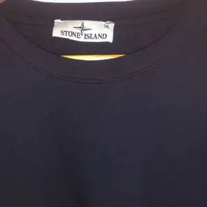 Stone island en riktigt skön sommar tröja som passar med allt köpt för 2 månader sen bara använd i en månad men fortfarande i bra skick 