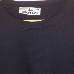 Stone island  - Stone island en riktigt skön sommar tröja som passar med allt köpt för 2 månader sen bara använd i en månad men fortfarande i bra skick 
