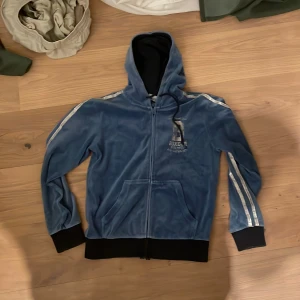Zipup hoodie - Lite gammal men ditt Nice tjocktröja. Lite liten för mig som är 179😢