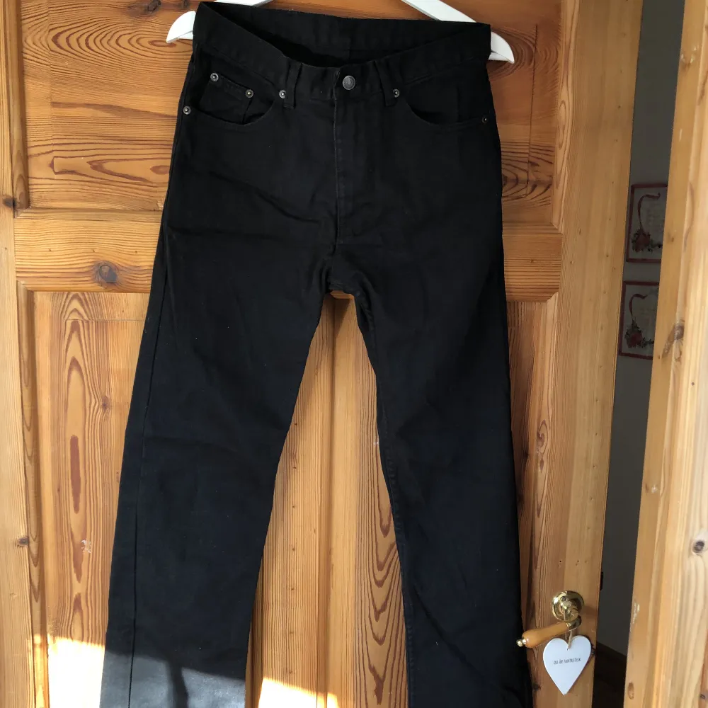 Svarta jeans med rak passform herr, använda några få gånger då det var för små. Frakten ingår i priset ⭐️. Jeans & Byxor.