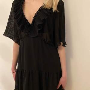 Säljer en skitsnygg Zara klänning med volangerrrr i storlek XS!😍💗 Den är luftig och söt, passar superbra nu till sommaren