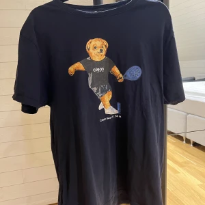 Clean Drink T-shirt - T-shirt från Clean drink som släpptes i samband med lansering av ”friska bär”  Säljs då den enbart tar plats i garderoben  •Sparsamt använd  •Limiterat antal som släpptes